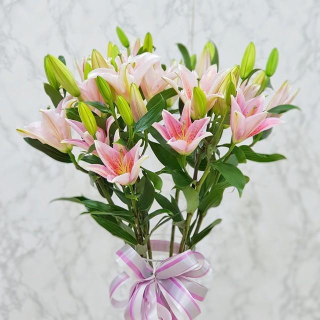 รูปภาพ:https://floraisonflorist.com/wp-content/uploads/2019/09/floraison_pink_lily.jpeg