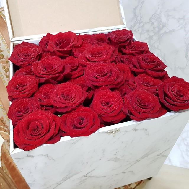 รูปภาพ:https://floraisonflorist.com/wp-content/uploads/2019/09/floraison_red_rose.jpg