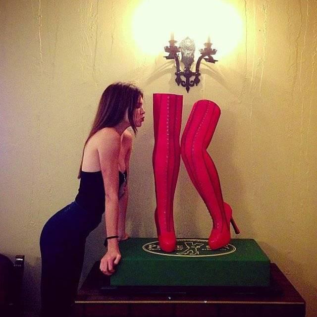 ตัวอย่าง ภาพหน้าปก:เปิดตู้รองเท้า "Kendall Jenner" สาวสุดฮอตแห่งปี