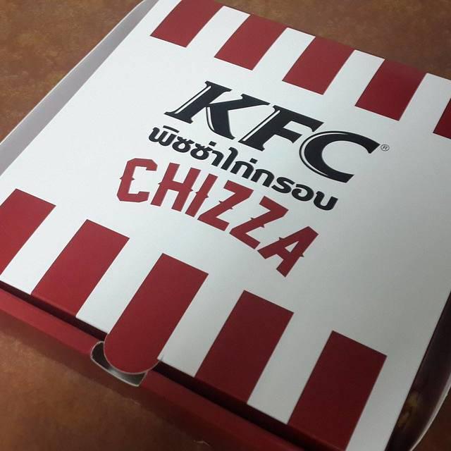 ภาพประกอบบทความ KFC เปิดตัวเมนูใหม่!! พิซซ่าไก่กรอบชีสเยิ้มๆ พร้อมอ้วนกันถ้วนหน้า