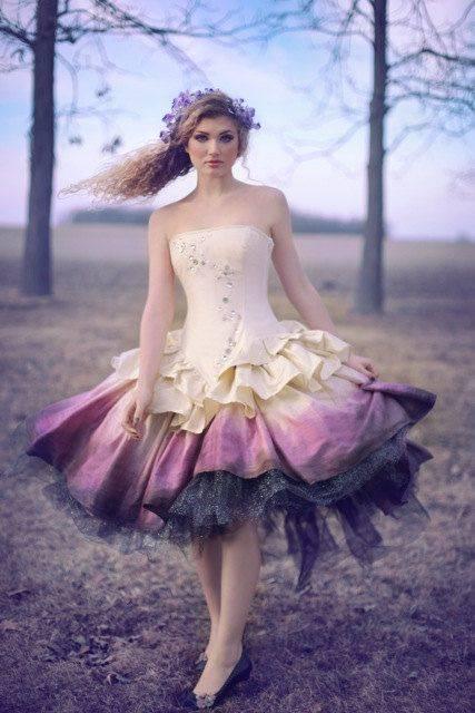 รูปภาพ:http://www.deerpearlflowers.com/wp-content/uploads/2015/05/Ombre-Wedding-Dress-Steampunk-Fairytale-Gown.jpg