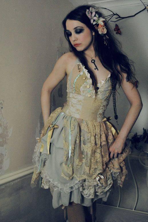 รูปภาพ:http://www.deerpearlflowers.com/wp-content/uploads/2015/05/Steampunk-fairy-corset-dress.jpg