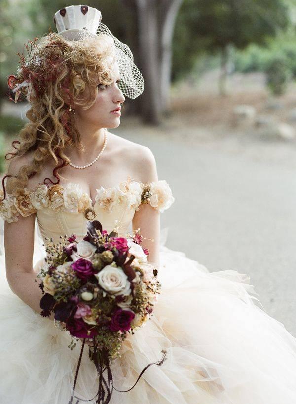 รูปภาพ:http://www.deerpearlflowers.com/wp-content/uploads/2015/05/off-shoulder-steampunk-Victorian-Tulle-Wedding-Dress.jpg