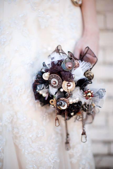 รูปภาพ:http://www.deerpearlflowers.com/wp-content/uploads/2015/05/steampunk-wedding-ideas-brown-wedding-bouquet.jpg