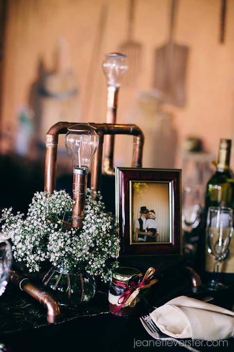 รูปภาพ:http://www.deerpearlflowers.com/wp-content/uploads/2015/05/Steampunk-Wedding-Centerpiece.jpg