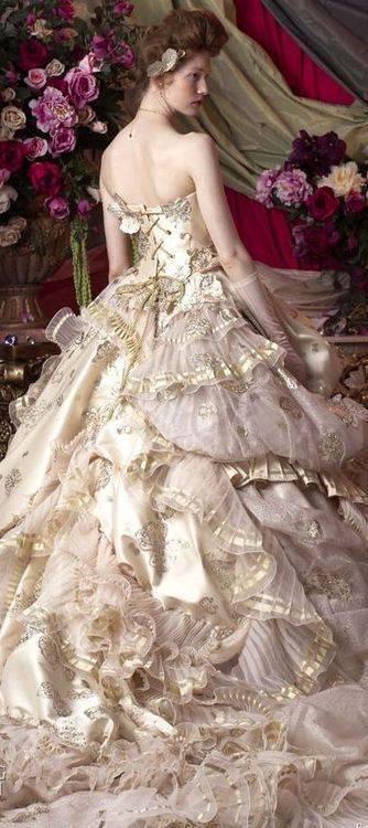 รูปภาพ:http://www.deerpearlflowers.com/wp-content/uploads/2015/05/Stella-de-Libero-jaglady-gold-and-blush-victorian-steampunk-wedding-dress.jpg