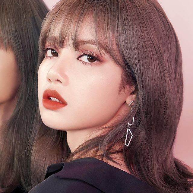 ภาพประกอบบทความ อยากเป็นลิซ่า! จัดเลย 'Moonshot x Lisa Rêve de pasis mood collection' ลิป - พาเลตโทนสีแดง สวยบาดใจมาก!