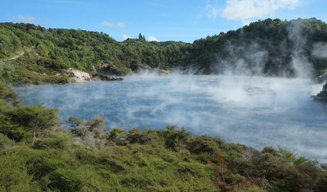รูปภาพ:https://upload.wikimedia.org/wikipedia/commons/6/67/Frying_Pan_Lake_in_Waimangu_Volcanic_Valley.jpg