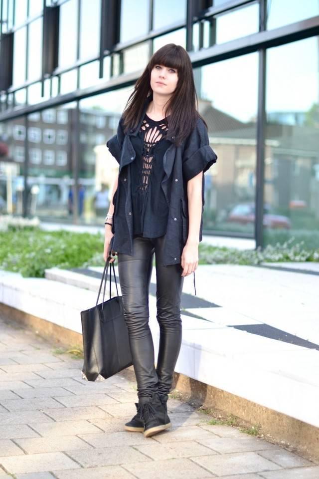 รูปภาพ:http://lovelybylucy.com/wp-content/uploads/outfit-leather-all-black-trousers-parka-710x1065.jpg