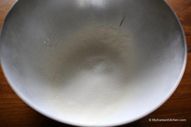 รูปภาพ:http://koreankitchen.wpengine.netdna-cdn.com/wp-content/uploads/2013/11/Step-3.Sift-the-flour-sugar-and-salt-into-a-large-bowl.jpg