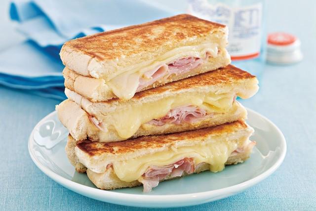 รูปภาพ:https://img.taste.com.au/0X8XpfY6/taste/2016/11/pan-toasted-ham-and-cheese-sandwich-24421-1.jpeg