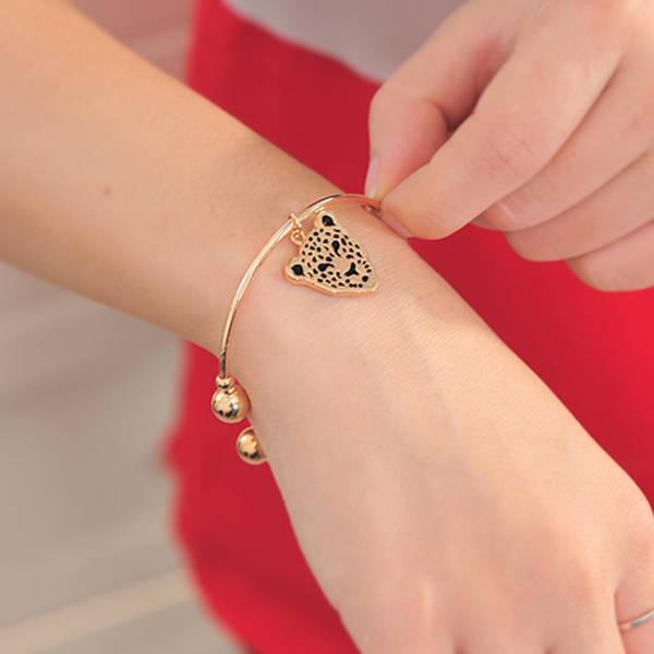 รูปภาพ:http://g02.a.alicdn.com/kf/HTB1tYJmIXXXXXavXXXXq6xXFXXXl/P1355-Free-Shipping-Hot-sale-Gold-Plated-Leopard-Head-Cuff-Bracelets-Bangles-for-Women-Fashion-Jewelry.jpg