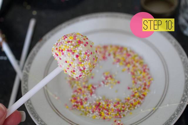 รูปภาพ:http://www.bespoke-bride.com/wp-content/uploads/2013/08/DIY-How-To-Make-Cake-Pops10.jpg