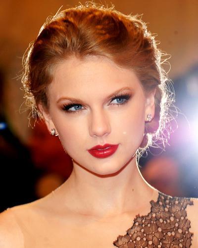 รูปภาพ:http://www.msbeautybuzz.com/wp-content/uploads/2011/10/Taylor-Swift-red-lips.jpg