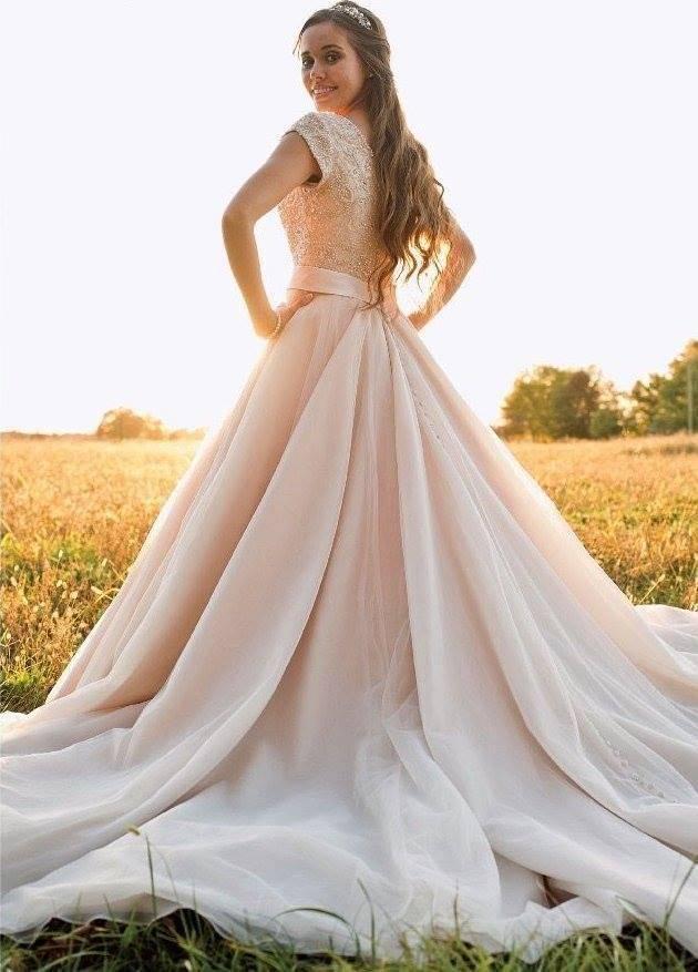 รูปภาพ:http://g03.a.alicdn.com/kf/HTB1JoShHVXXXXc5XXXXq6xXFXXX3/Incredible-tulle-organza-royal-train-princess-blush-pink-wedding-dress-bride-ball-gown-crystals-modest-bridal.jpg