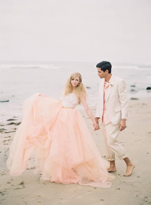 รูปภาพ:http://www.deerpearlflowers.com/wp-content/uploads/2014/11/Blush-and-White-Tulle-Beach-Bridal-Gown.jpg