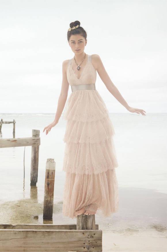 รูปภาพ:http://www.deerpearlflowers.com/wp-content/uploads/2014/11/Blush-Lace-BHLDN-Wedding-Dress.jpg