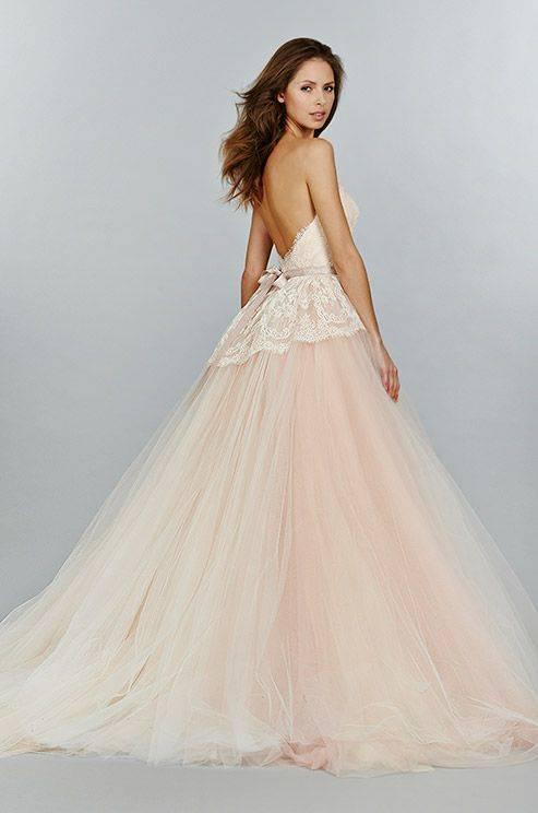 รูปภาพ:http://www.deerpearlflowers.com/wp-content/uploads/2014/11/blush-pink-wedding-dress-features-beautiful-lace-bodice-and-tulle-skirt.jpg