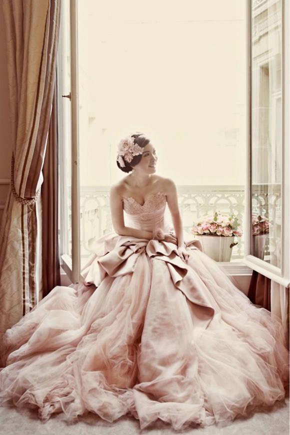 รูปภาพ:http://www.deerpearlflowers.com/wp-content/uploads/2014/11/sweetheart-blush-pink-tulle-wedding-dress.jpg