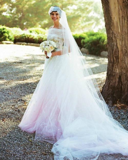 รูปภาพ:http://www.outerinner.com/blog/wp-content/uploads/2013/04/anne-hathaway-pink-valentino-wedding-dress.jpg