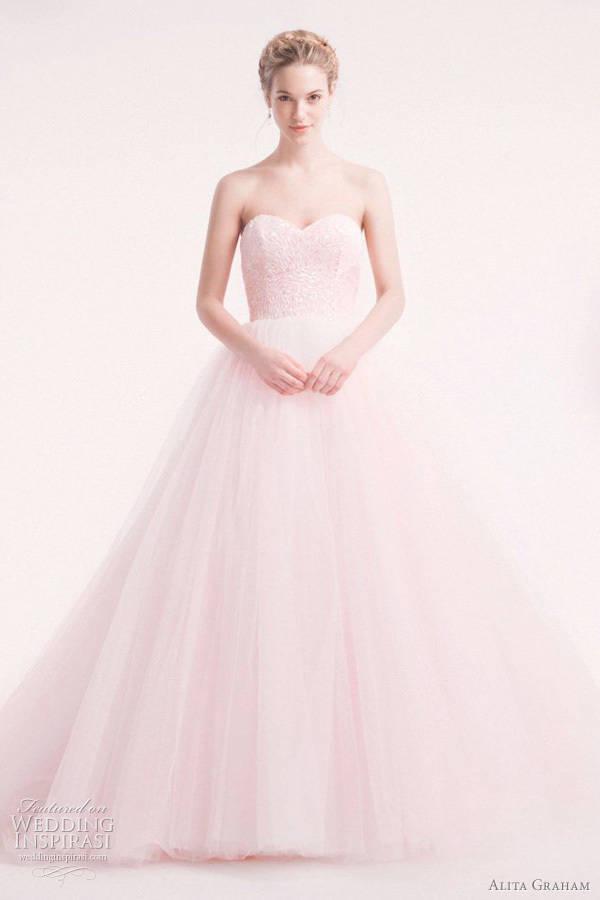 รูปภาพ:http://femarea.com/wp-content/uploads/2015/11/blush-pink-wedding-dresses-2015-4.jpg