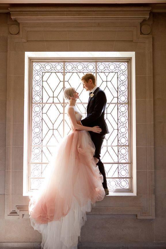 รูปภาพ:http://www.deerpearlflowers.com/wp-content/uploads/2014/11/Vera-Wang-White-Blush-Ombre-Wedding-Dress.jpg