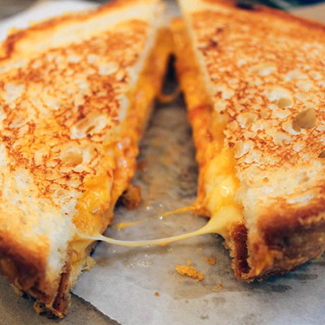 ภาพประกอบบทความ วิธีทำ "แซนด์วิช Grilled Cheese" เมนูง่ายๆ เอาใจคนรักชีส