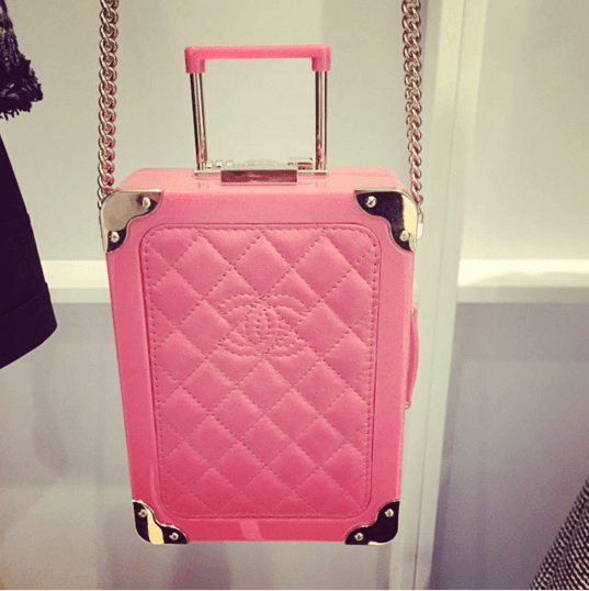 รูปภาพ:http://www.spottedfashion.com/wp-content/uploads/2015/11/Chanel-Pink-Mini-Suitcase-Clutch-Bag-Spring-2016.png