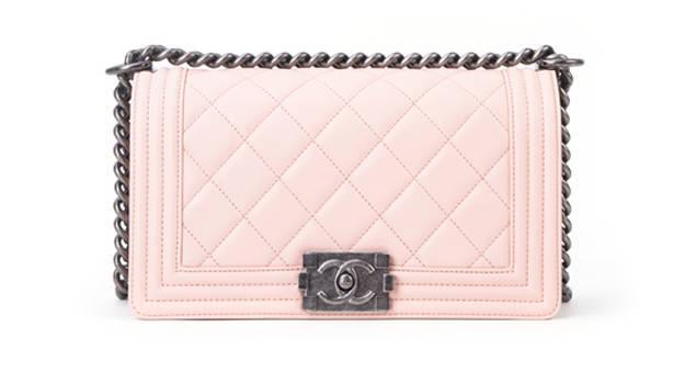 รูปภาพ:http://www.bragmybag.com/wp-content/uploads/2014/04/Boy-Chanel-Quilted-Flap-Bag-pink.jpg