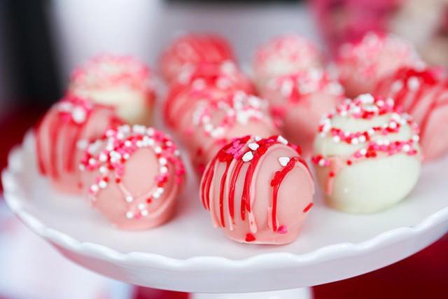 รูปภาพ:https://blovelyevents.com/wp-content/uploads/2014/02/Valentines-Day-Pink-And-White-Cake-Balls.jpg
