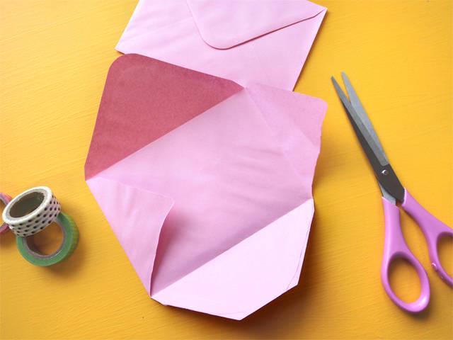 รูปภาพ:http://www.paperandpin.com/wp-content/uploads/2015/04/DIY-Washi-lined-envelopes-step1.jpg