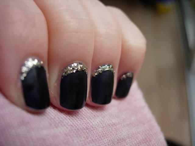 รูปภาพ:http://newnaildesigns.com/wp-content/uploads/matte-black-glitter-crescent-nails-103006.jpg