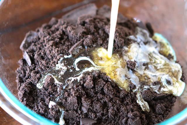 รูปภาพ:http://www.kevinandamanda.com/recipes/wp-content/uploads/2014/11/Dark-Chocolate-Salted-Caramel-Oreo-Pie-Recipe-06.jpg
