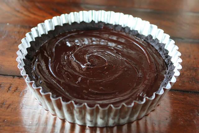 รูปภาพ:http://www.kevinandamanda.com/recipes/wp-content/uploads/2014/11/Dark-Chocolate-Salted-Caramel-Oreo-Pie-Recipe-13.jpg