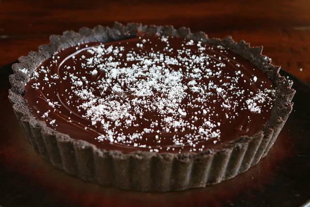 รูปภาพ:http://www.kevinandamanda.com/recipes/wp-content/uploads/2014/11/Dark-Chocolate-Salted-Caramel-Oreo-Pie-Recipe-14.jpg