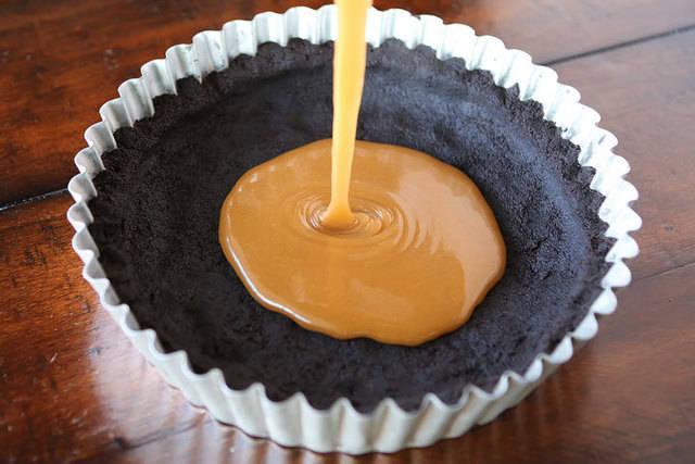 รูปภาพ:http://www.kevinandamanda.com/recipes/wp-content/uploads/2014/11/Dark-Chocolate-Salted-Caramel-Oreo-Pie-Recipe-11.jpg