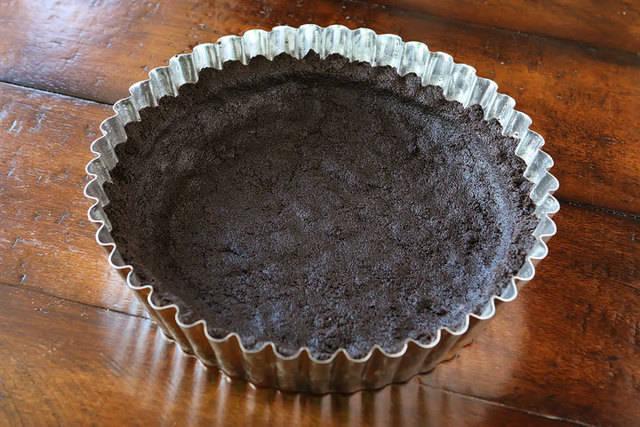 รูปภาพ:http://www.kevinandamanda.com/recipes/wp-content/uploads/2014/11/Dark-Chocolate-Salted-Caramel-Oreo-Pie-Recipe-08.jpg