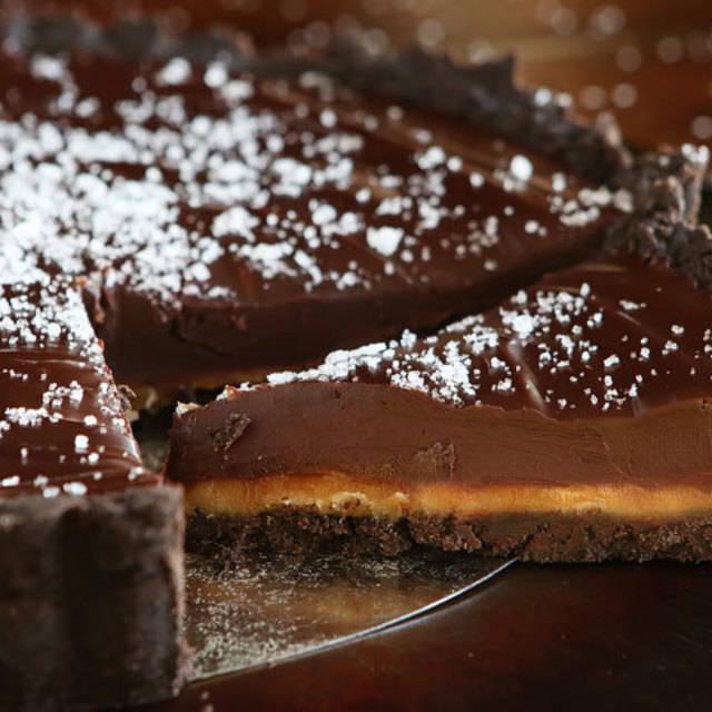 ภาพประกอบบทความ สูตร Dark Chocolate Salt&Caramel Oreo Pie อร่อยไม่ง้อเตาอบ