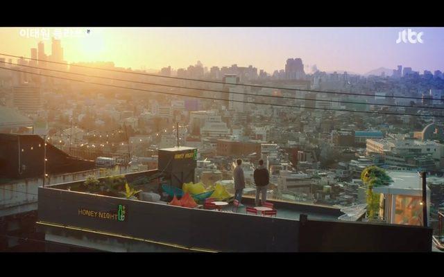 รูปภาพ:https://koreandramaland.com/wp-content/uploads/2019/09/itaewon-class-2020-filming-location-episode-11-oriole-koreandramaland.jpg