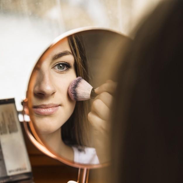 รูปภาพ:https://www.freepik.com/free-photo/hand-mirror-with-reflection-woman-applying-blusher-her-face_2886793.htm#page=4&query=make+up+makeup+artist&position=35