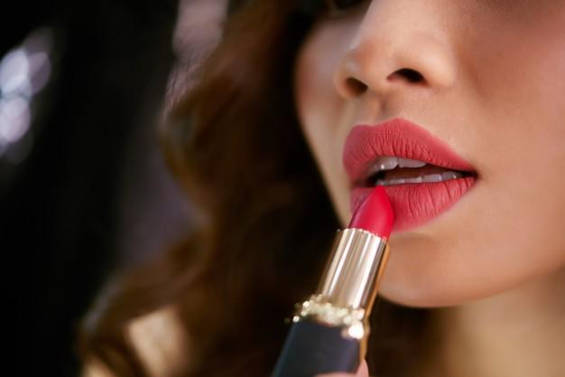 รูปภาพ:https://www.freepik.com/free-photo/closeup-lipstick-touching-plump-red-female-lips_5699267.htm#page=1&query=lip&position=22