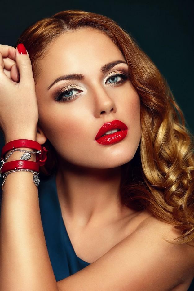 รูปภาพ:https://www.freepik.com/free-photo/high-fashion-look-glamor-closeup-portrait-beautiful-sexy-stylish-blond-caucasian-young-woman-model-with-bright-makeup_6529811.htm