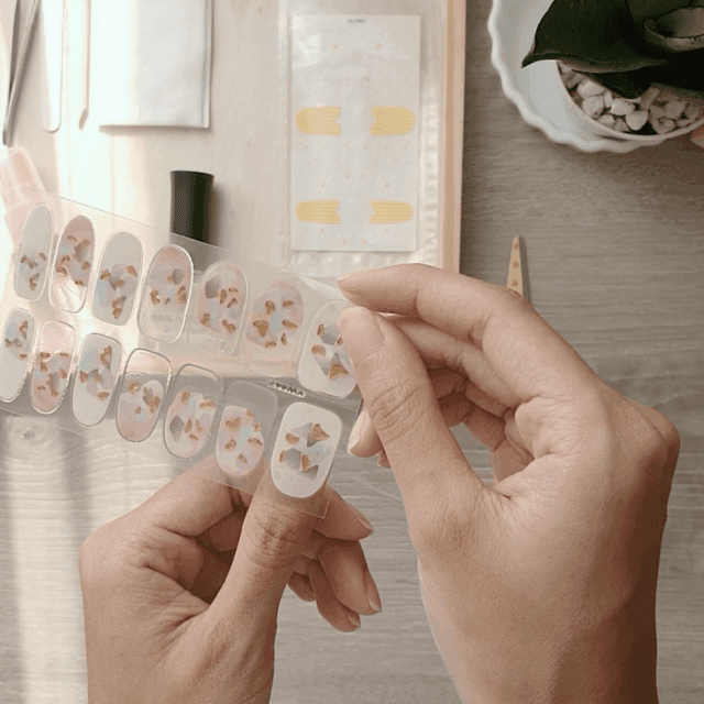 ตัวอย่าง ภาพหน้าปก:HOW TO วิธีติดสติ๊กเกอร์ติดเล็บ ด้วยตัวเอง ง่ายมากๆ l Nail Stickers