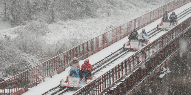 รูปภาพ:https://www.tribaeast.com/wp-content/uploads/2017/04/Korea-Gangchon-Rail-Bike-Winter-800x400.png