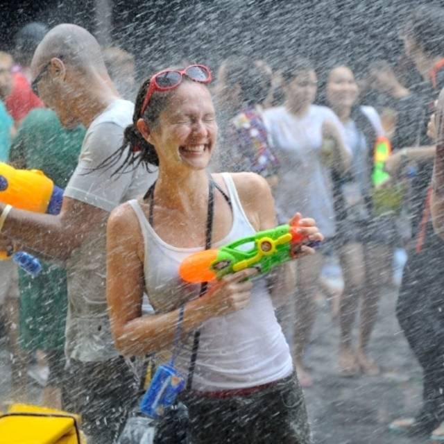 ตัวอย่าง ภาพหน้าปก:รวมไอเทมเล่นน้ำที่สาว ๆ ขาดไม่ได้ในเทศกาลวันสงกรานต์