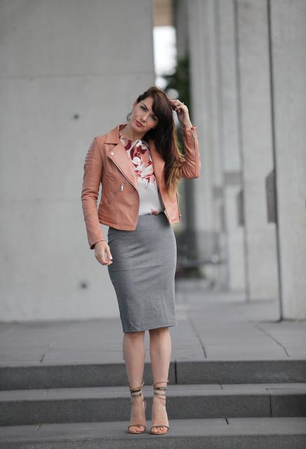 รูปภาพ:http://glamradar.com/wp-content/uploads/2014/10/isabel-marant-pink-orange-heels-wedgeslook-main-single.jpg