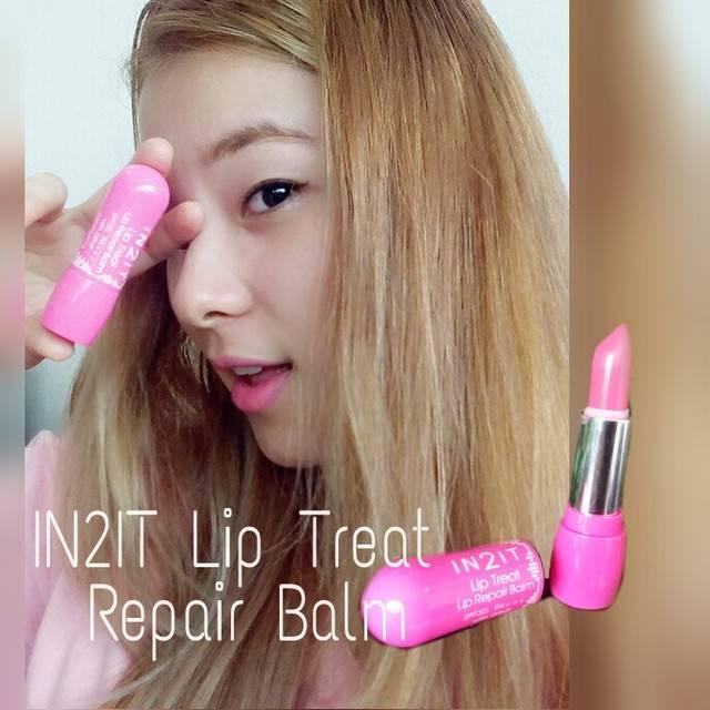 ภาพประกอบบทความ REVIEW ลิปบาล์ม "IN2IT LIP TREAT" เพิ่มความสดใส ให้ริมฝีปากชุ่มชื่น