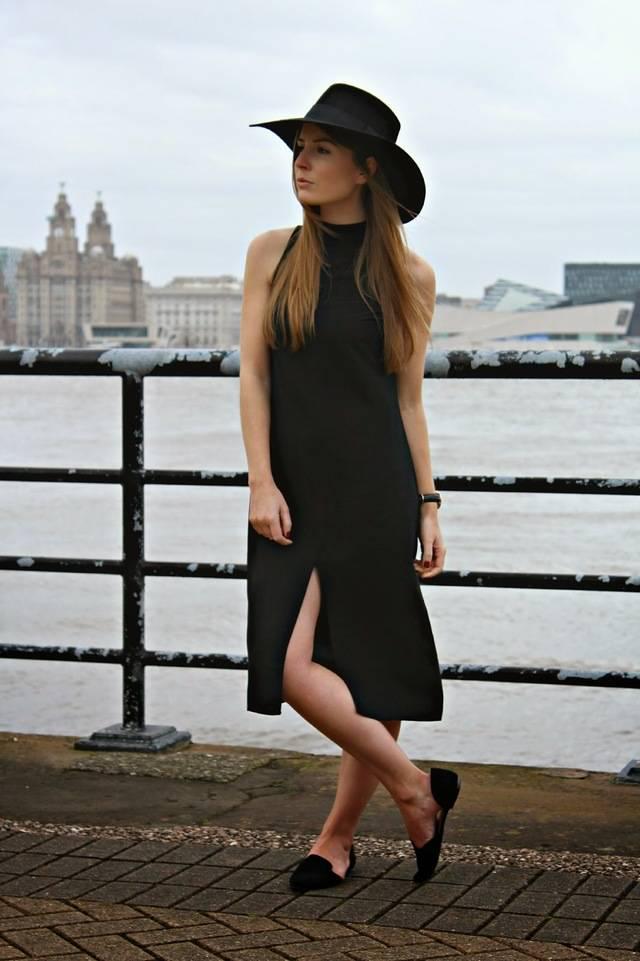 รูปภาพ:http://3.bp.blogspot.com/-GDxNbc5zuCw/VSKo3axGybI/AAAAAAAAGXI/fiBunwyD170/s1600/outfit-black-asos-dress-oversized-hat.jpg