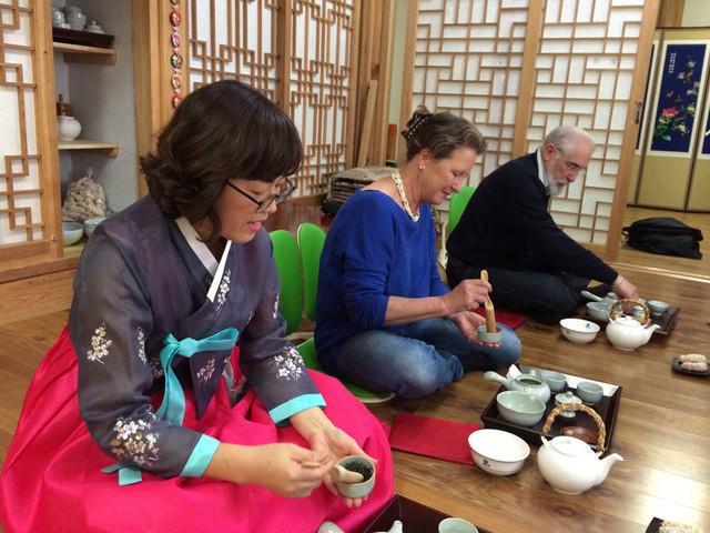 รูปภาพ:https://koreatourinformation.com/wp-content/uploads/2014/12/hanbok-tea-ceremony-1.jpg