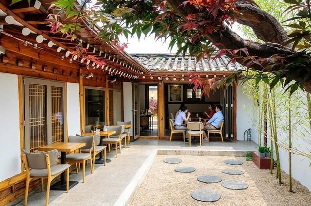 รูปภาพ:https://livingnomads.com/wp-content/uploads/2017/08/15/Small-House-Cafe-in-Bukchon-Hanok-Village.jpg